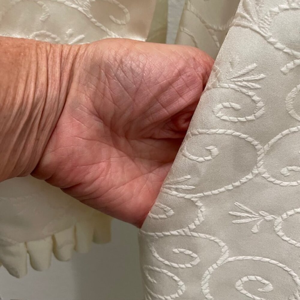 Vintage Ariel Late 80's Ivory Robe/House Coat with Scroll Pattern - Picture 8 of 9